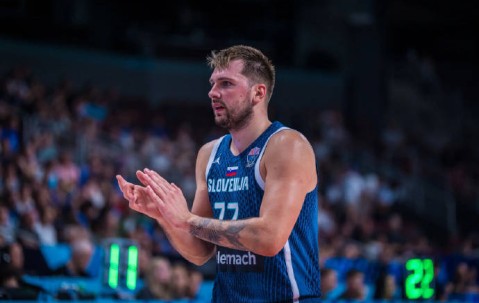 东契奇爆砍42+10率队进8强 多项数据领跑全队