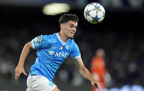 欧冠第4轮：那不勒斯对阵法兰克福，出线关键战，针锋相对