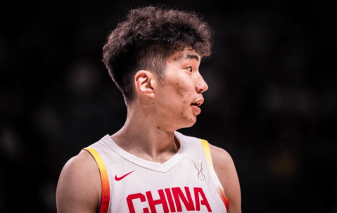 仅4分如何立足西甲？曝2米23巨人脚内八字 空篮不进+被帽实在太软