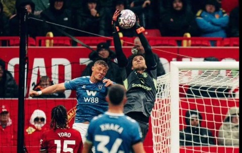 曼联主场2-0击败桑德兰！3个神扑改写曼联命运，新门神首秀太燃了，英超格局要乱？