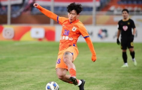 中国男足金靴刚留洋首秀，就在对阵欧冠豪门的比赛中进球，已坐稳主力