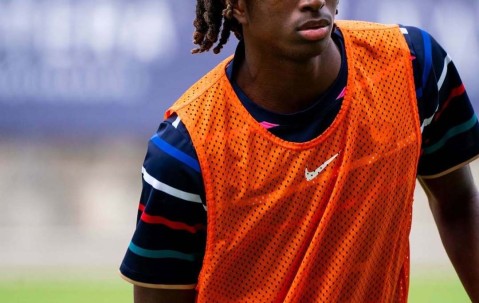 巴萨在法甲发现瑰宝，他们正密切关注南特十七岁的中后卫天才塔蒂