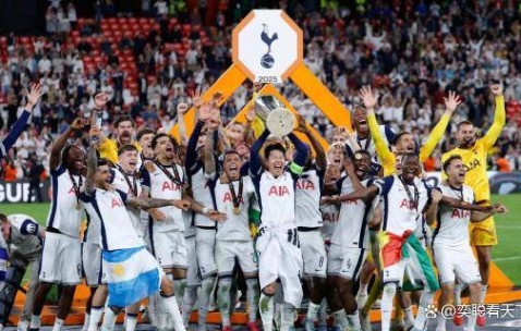 热刺官宣！冠军铁卫续约5500万中场加盟，罗马诺爆猛料！