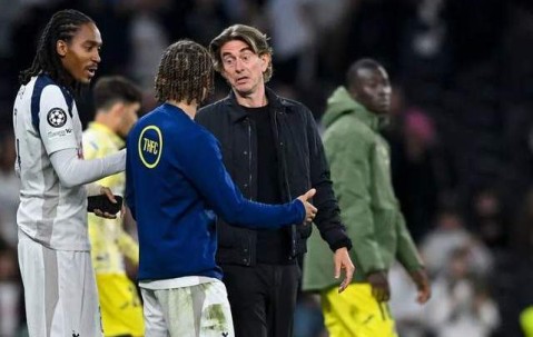 弗兰克：热刺进攻糟糕不能都怪西蒙斯 当然俱乐部多买人就容易成功