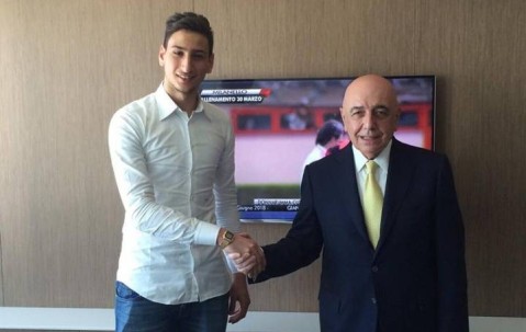 出道10年！2015年3月16岁多纳鲁马与米兰签订合同，10月意甲首秀