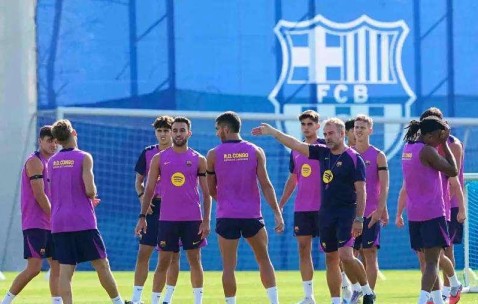 弗里克指责巴萨更衣室自私行为，诺坎普应如何应对