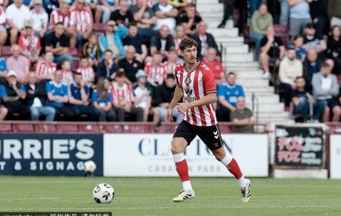 沃尔夫斯堡出价1000万镑求购桑德兰后卫特雷-休姆：德甲新星的崛起与市场动态分析