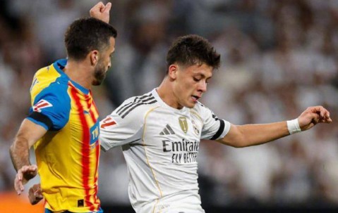 4-0完胜，巴萨落后西甲榜首8分！皇马6连胜领跑，足坛第一人狂轰235球