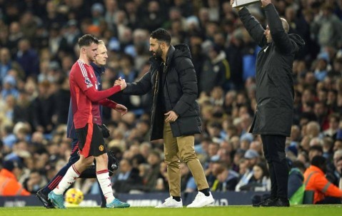 太玄幻！8分分差3轮抹平，曼联反超利物浦，阿莫林真比斯洛特牛