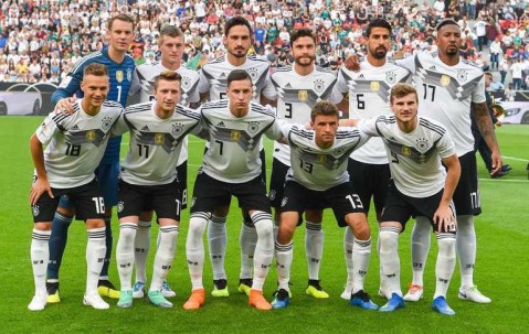 德乙升班马弑神夜！德累斯顿主场 14 连胜能否碾碎美因茨的德甲战车？