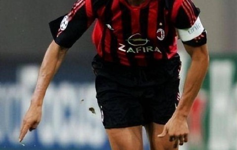 25年一人一城！马尔蒂尼攻防俱佳，米兰退役3号球衣致敬传奇