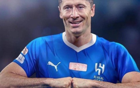 37岁莱万拒绝沙特1亿欧元年薪，选择留守巴萨，追逐欧冠梦想