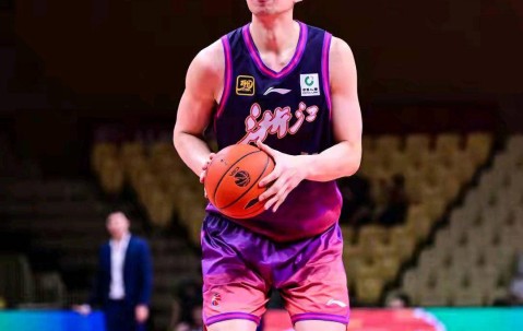 余嘉豪签约西甲三年，首季租借西乙，月薪仅2000欧，损失千万令人惋惜