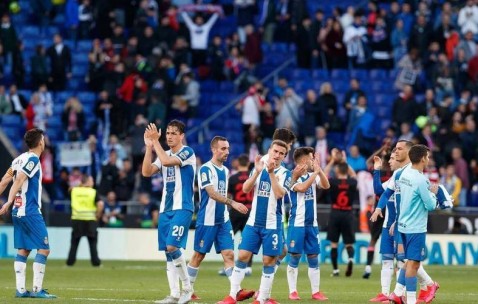 西甲保级生死劫！奥维耶多新帅首秀遇克星，西班牙人 4 轮不胜敢破主场魔咒？