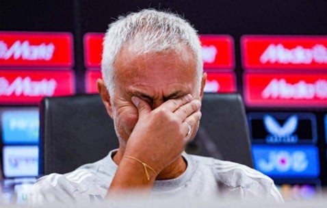 0-1出局！费内巴切解雇穆帅后速签4将，球迷：这是对他的“背叛”