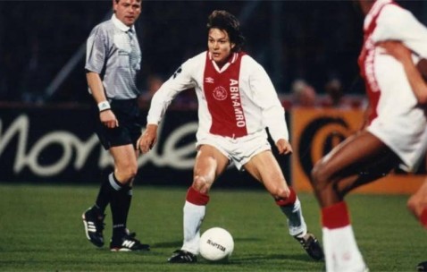 先被博格坎普压制，后跟里瓦尔多竞争，欧冠金靴不擅长做转会选择