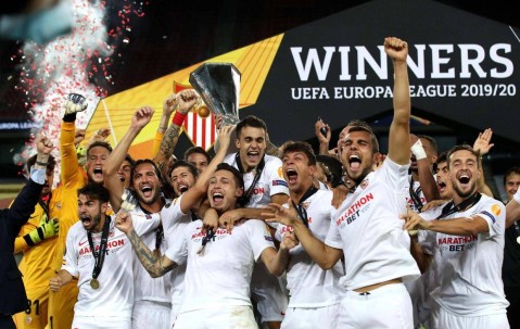 足球比赛的最高荣誉是什么？