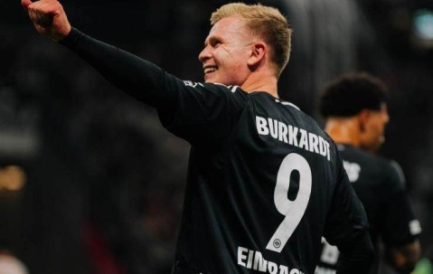 5-1逆转创造历史！欧冠大黑马浮现：登上榜首5万球迷狂欢