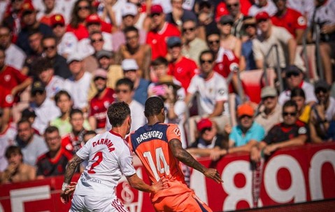 4-1爆冷夜！巴萨点球踢飞送皇马登顶，拉什福德西甲首球难救主