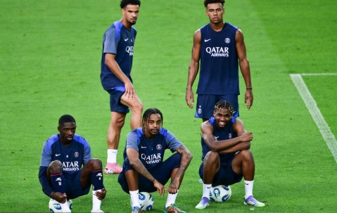 登贝莱险胜亚玛尔，荣膺2025年《十一人》金球奖