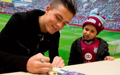 英媒：反人类握笔姿势！格拉利什签约埃弗顿因握笔姿势抢镜