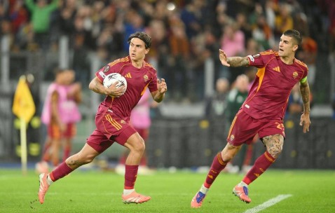 迪巴拉精彩进球助罗马击败萨索洛，反超AC米兰并追平意甲领头羊