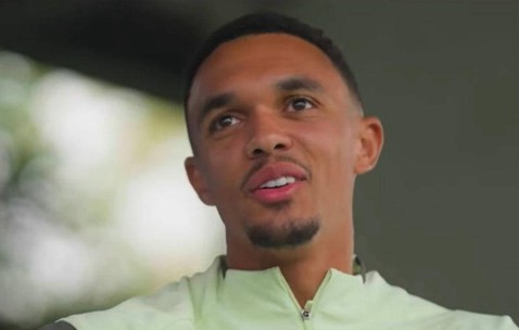 阿诺德透露与前队友的互动，向利物浦致敬